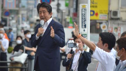 L'ancien Premier ministre japonais Shinzo Abe&nbsp;s'exprime à&nbsp;Nara (Japon) le 8 juillet 2022, quelques secondes avant d'être visé par des tirs.&nbsp; (KAZUHIKO HIRANO / YOMIURI / AFP)