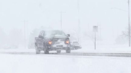 Le Midwest des États-Unis est frappé par un grand coup de froid, avec des températures qui frôlent les - 30 °C ressentis. Samedi 13 janvier, les déneigeuses devaient se battre avec le blizzard pour dégager les pistes. (FRANCEINFO)