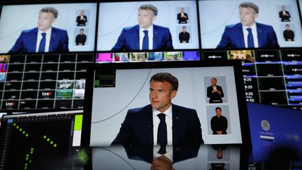 Emmanuel Macron le 24 septembre 2023 aux JT de 20h de TF1 et France 2. (IAN LANGSDON / AFP)