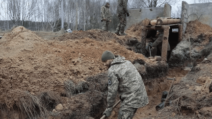 Les Ukrainiens sont sous la menace d’une nouvelle offensive russe au nord, depuis la Biélorussie, comme l'indique la publication de vidéos montrant des militaires russes à quelques kilomètres de l’Ukraine. (FRANCEINFO)