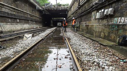 &nbsp; (Les voies du RER C, ici près de la gare d'Austerlitz, à Paris ont souffert des inondations © MaxPPP)