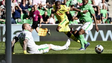  Nakoulma gagne son duel face à Ruffier (JEFF PACHOUD / AFP)