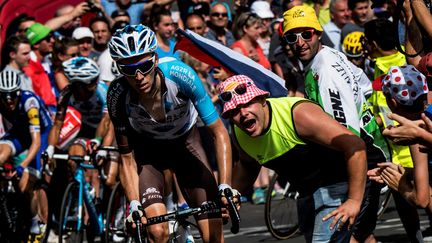 Le Français Romain Bardet acclamé, pendant la quinzième étape du Tour de France,&nbsp;le 16 juillet 2017, entre Laissac-Severac l'Eglise et Le Puy-en-Velay.   (JEFF PACHOUD / AFP)