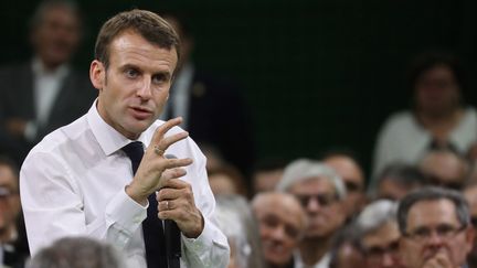 Le chef de l'Etat Emmanuel Macron prend la parole dans le gymnase&nbsp;de la commune de Grand Bourgtheroulde (Eure), le 15 janvier 2019,&nbsp;devant 600 maires normands. (LUDOVIC MARIN / AFP)