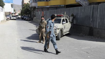 Des membres des forces de sécurité afghanes sur le lieu de l'assassinat du responsable de la communication du gouvernement, revendiqué par les talibans, le 6 août 2021 à Kaboul (Afghanistan). (RAHMAT GUL / AP / SIPA)