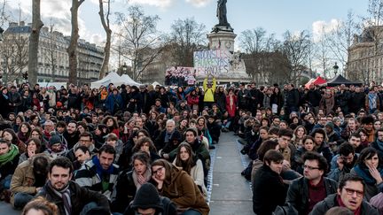 L'appropriation se poursuit. Depuis le 31 mars, après la manifestation contre la loi Travail, des manifestants s'installent place de la République et la transforme en agora. Tous les soirs, des centaines de personnes se réunissent et débattent.&nbsp; (YANN KORBI / CITIZENSIDE / AFP)