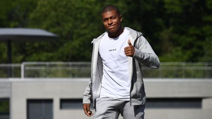 Kylian Mbappé arrive à Clairefontaine (Yvelines), le 28 août 2017.&nbsp; (FRANCK FIFE / AFP)