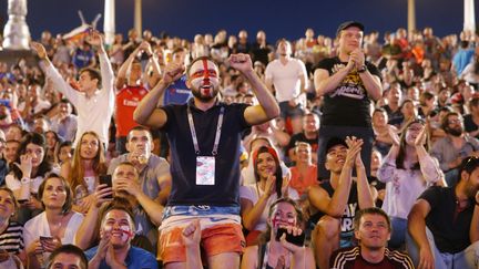 Des supporters anglais suivent la rencontre entre leur équipe et la Tunisie, le 18 juin à Volgograd (Russie). (MAXIM ZMEYEV / AFP)