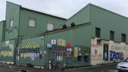 L'usine SNEM de Montreuil a été taguée par des personnes qui estiment qu'elle est "toxique" pour les riverains. (FARIDA NOUAR / RADIO FRANCE)