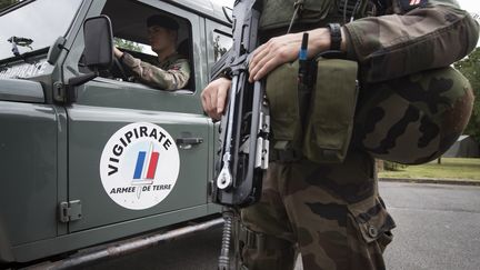 Des militaires français participent à l'opération Sentinelle pour faire face à la menace terroriste en France, Vincennes (Val-de-Marne), le 25 juillet 2016. (IAN LANGSDON / AFP)