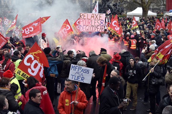 Des militants de la CGT rassembl&eacute;s place de la Nation, &agrave; Paris, le 4 f&eacute;vrier 2016, en soutien aux huit ex-salari&eacute;s de Goodyear condamn&eacute;s. (DOMINIQUE FAGET / AFP)