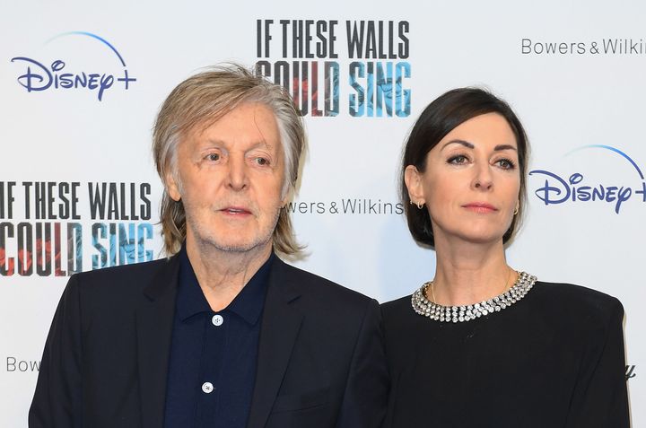 Sir Paul McCartney et sa fille Mary McCartney, réalisatrice du documentaire "If These Walls Could Talk" (Derrière les murs des studios Abbey Road), arrivent à la première du film le 12 décembre 2022 à Londres (Angleterre). (JOE MAHER / GETTY IMAGES EUROPE)