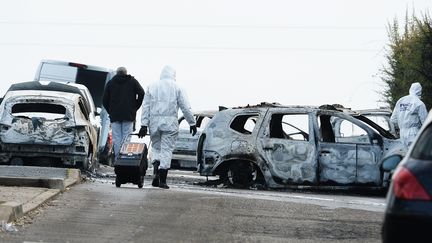 Les malfaiteurs ont mis le feu au fourgon, l'incendie s'est propagé à des véhicules situés à côté. (R MOUILLAUD / MAXPPP)