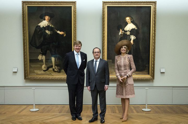 François Hollande et les souverains néerlandais au Louvre devant les Rembrandt.
 (ETIENNE LAURENT / POOL / POOL / AFP)