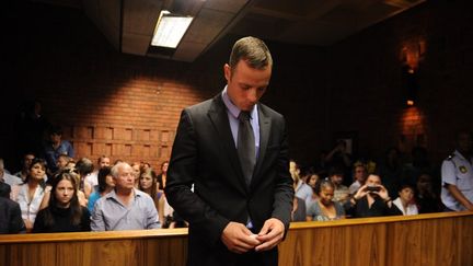 Le champion paralympique sud-africain Oscar Pistorius&nbsp;lors de son audition devant le&nbsp;tribunal de Pretoria&nbsp;(Afrique du Sud),&nbsp;le 21 f&eacute;vrier 2013. (ALEXANDER JOE / AFP)