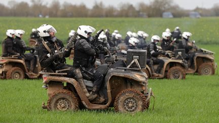 Des gendarmes mobiles en quads lors de la manifestation contre les mégabassines à Sainte-Soline (Deux-Sèvres), le 25 mars 2023. (THIBAUD MORITZ / AFP)