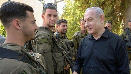 Le Premier ministre israélien Benjamin Netanyahu rend visite à ses troupes à la frontière libanaise, le 28 août 2024. (MAAYAN TOAF/ISRAEL GPO / MAXPPP)