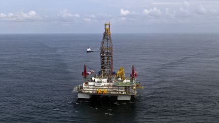 Une plateforme pétrolière au large de la Guyane, le 17 septembre 2011.&nbsp; (JODY AMIET / AFP)