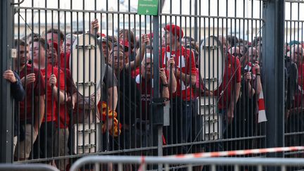 Des supporters de Liverpool font la queue devant le Stade de France avant la finale de la Ligue des champions, samedi 28 mai 2022. (THOMAS COEX / AFP)