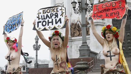 Des militantes de Femen manifestent pour d&eacute;noncer les r&eacute;sultats controvers&eacute;s des l&eacute;gislatives russes, &agrave; Moscou (Russie), le 9 d&eacute;cembre 2011. (DENIS SINYAKOV / REUTERS)