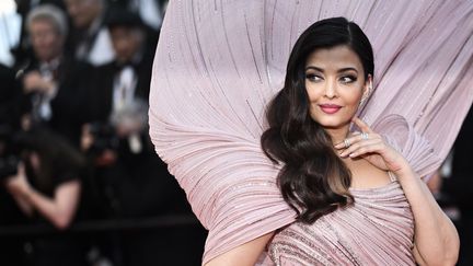 Tous les soirs, les robes rivalisent d'originalité. Notre coup de coeur du jour : cette tenue extraordinaire de l'actrice Aishwarya Rai Bachchan. (LOIC VENANCE / AFP)