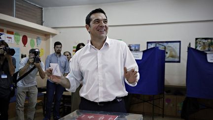 Le leader de Syriza, Alexis Tsipras, vote lors des l&eacute;gislatives grecques &agrave; Ath&egrave;nes, dimanche 20 septembre 2015. (ALEXANDROS MICHAILIDIS / SOOC)