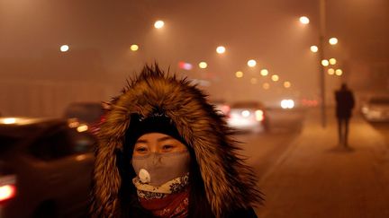 les températures peuvent y descendre à moins 40 degrés. Les résidents de ces campements de fortune utilisent pour se chauffer des poêles à charbon, car ils ne sont pas raccordés au réseau électrique de la ville. Quand ils n’ont pas suffisamment de bois, certains n’hésitent pas pour ne pas mourir de froid à brûler du plastique ou des pneus. Ce type de chauffage augmente considérablement l’émission de particules PM2.5 dans l’air. (Rentsendorj Bazarsukh/REUTERS)