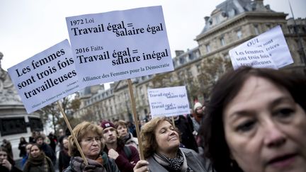 Lors d'un rassemblement pour lutter contre les inégalités salariales entres les femmes et les hommes, à Paris, le 7 novembre 2016. (MAXPPP)