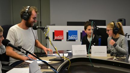 Des élèves de cinquième au micro de franceinfo junior, avec le journaliste Antoine Krempf. Ils ont enregistré l'émission depuis un studio de Radio France. (FRANCEINFO / RADIOFRANCE)