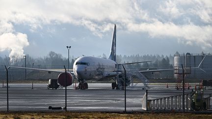 Un Boeing 737 Max 9 de la compagnie Alaska Airlines, stationné sur le tarmac de l'aéroport de Portland (Etats-Unis), le 5 janvier 2024. (PATRICK T. FALLON / AFP)