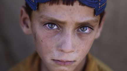 Un jeune r&eacute;fugi&eacute; afghan dans un camp pr&egrave;s d'Islamabad (Pakistan), le 20 juin 2012. (MUHAMMED MUHEISEN / AP / SIPA)