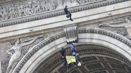 Des militants de Greenpeace se sont suspendus à l'Arc de Triomphe vendredi 11 décembre 2015. (MAXPPP)