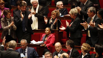 Des d&eacute;put&eacute;s se l&egrave;vent pour applaudir la ministre de la Justice, Christiane Taubira avant le vote solennel destin&eacute; &agrave; l&eacute;galiser le mariage pour tous &agrave; l'Assembl&eacute;e nationale &agrave; Paris, le 12 f&eacute;vrier 2013. (CHARLES PLATIAU / REUTERS)