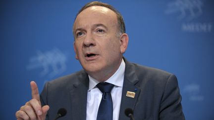 Le pr&eacute;sident du Medef, Pierre Gattaz, le 17 juin 2014, lors d'une conf&eacute;rence de presse au si&egrave;ge de l'organisation patronale &agrave; Paris. (ERIC PIERMONT / AFP)