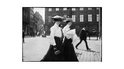 Breitner se met en embuscade au coin d&#039;une rue avec son appareil portatif pour surprendre le passant. Il fait des photos délibérément floues pour suggérer le mouvement de la rue. Il photographie tout le monde, les riches élégantes et les ouvriers de chantiers, les enfants
 (Collection RKD)