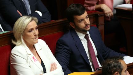 La présidente du groupe RN, Marine Le Pen et Jean-Philippe Tanguy à l'Assemblée nationale, le 1er octobre 2024. (ALAIN JOCARD / AFP)