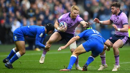 L'ailier écossais Kyle Steyn face à la défense italienne lors du Tournoi des six nations, à Murrayfield le 18 mars 2023. (ANDY BUCHANAN / AFP)