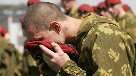 Un béret rouge n’a le droit ni d’attaquer et encore moins de blesser un soldat de son unité. Si cela devait arriver, son béret rouge lui serait retiré. Un déshonneur pour ces guerriers.
 
 (AFP PHOTO / NATALIA KOLESNIKOVA)