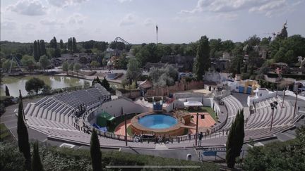 De 1989 à 2021, le "Théâtre de Poséidon" a acceuilli le spectacle de dauphins du Parc Astérix. Depuis l'été 2022, le parc d'attraction propose un "show" de plongeon acrobatique. (PARC ASTERIX)