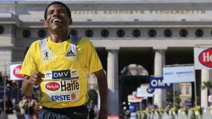 Le coureur &eacute;thiopien Haile Gebreselassie, &agrave; l'arriv&eacute;e du semi-marathon de Vienne (Autriche), le 14 avril 2013. (ALEXANDER KLEIN / AFP)