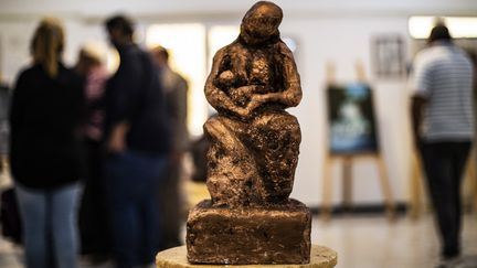 Une oeuvre installée lors de la première exposition du nouveau centre culturel de Raqa en Syrie, le 1er mai 2019 (DELIL SOULEIMAN / AFP)