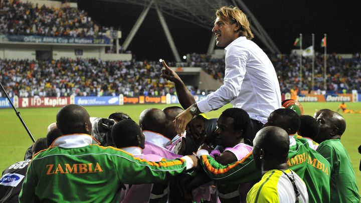 Le sélectionneur de la Zambie, Hervé Renard, porté en triomphe par ses joueurs lors de la victoire aux dépens de la Côte d'Ivoire en finale de la Coupe d'Afrique des nations (CAN), le 12 février 2012 à Libreville (Gabon). (ISSOUF SANOGO / AFP)