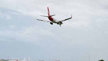 Un avion de la compagnie Qantas atterrit à l'aéroport international de Sydney, en Australie, le 24 février 2022. (MUHAMMAD FAROOQ / AFP)