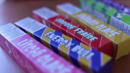 Marshmallow, chocolat, vanille, fruits… Les arômes rendent les cigarettes électroniques jetables, ou puffs, attirantes pour les jeunes. Mais elles contiennent aussi de la nicotine, ce que dénoncent des associations et experts qui veulent faire interdire les arômes. (France 3)