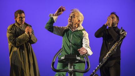 "Trenet, le revenant" au Hall de la chanson à Paris : de gauche à droite, Loïc Renard (chant), Serge Hureau (chant, mise en scène), Clément Caratini (direction musicale, clarinette basse) (NABIL BOUTROS)