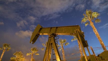 Un puits de pétrole, à Signal Hill, en Californie, le 9 mars 2020. (DAVID MCNEW / AFP)