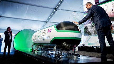 Maquette d'une capsule Hyperloop présentée aux Pays-Bas à l'université de Delft, le 30 juin 2016. (ROBIN VAN LONKHUIJSEN / ANP)