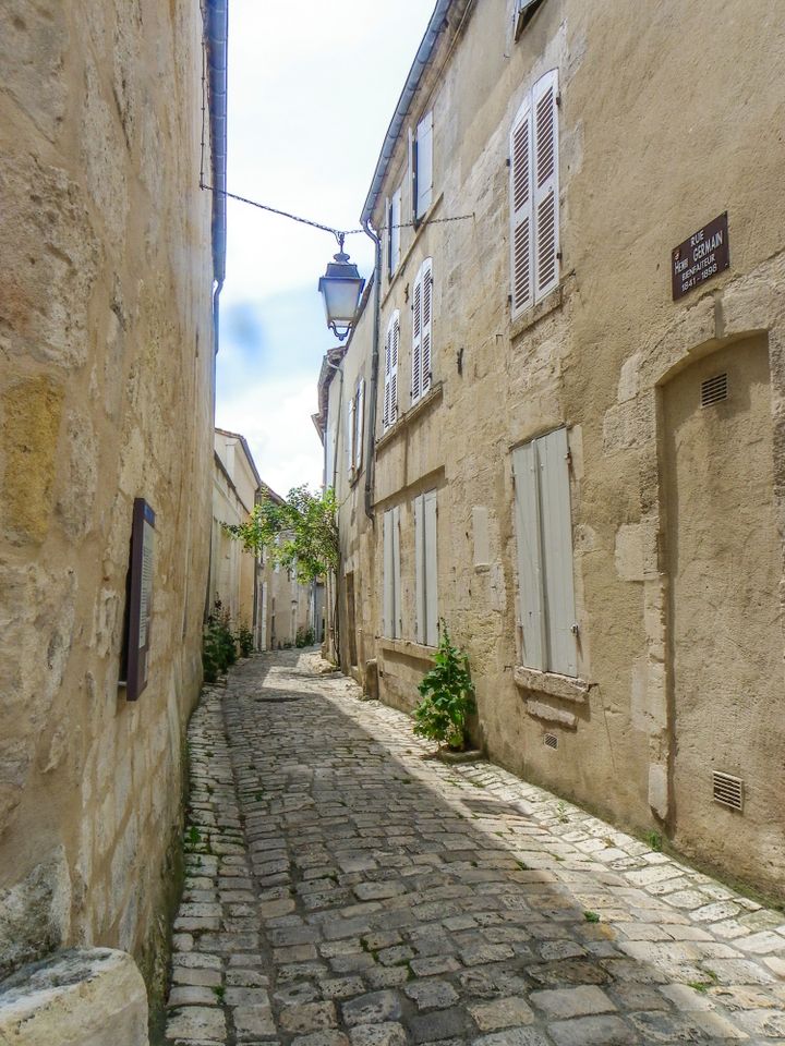 Flânerie dans les vieilles ruelles pavées de Cognac. (DESTINATION COGNAC)