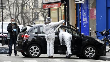 Les enqu&ecirc;teurs et la police scientifique inspectent la Citro&euml;n C3&nbsp;abandonn&eacute;e dans le 19e arrondissement de Paris par les tireurs, apr&egrave;s l'attaque contre le journal "Charlie Hebdo", le 7 janvier 2015. (DOMINIQUE FAGET / AFP)