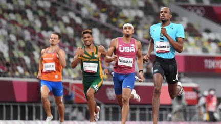 Wayde van Niekerk (dossard vert) a été éliminé en demi-finale du 400 m des Jeux olympiques de Tokyo, lundi 2 août 2021. (JEWEL SAMAD / AFP)